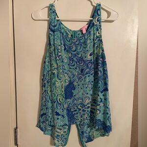 Cute Lilly Pulitzer blouse with zipper in back.